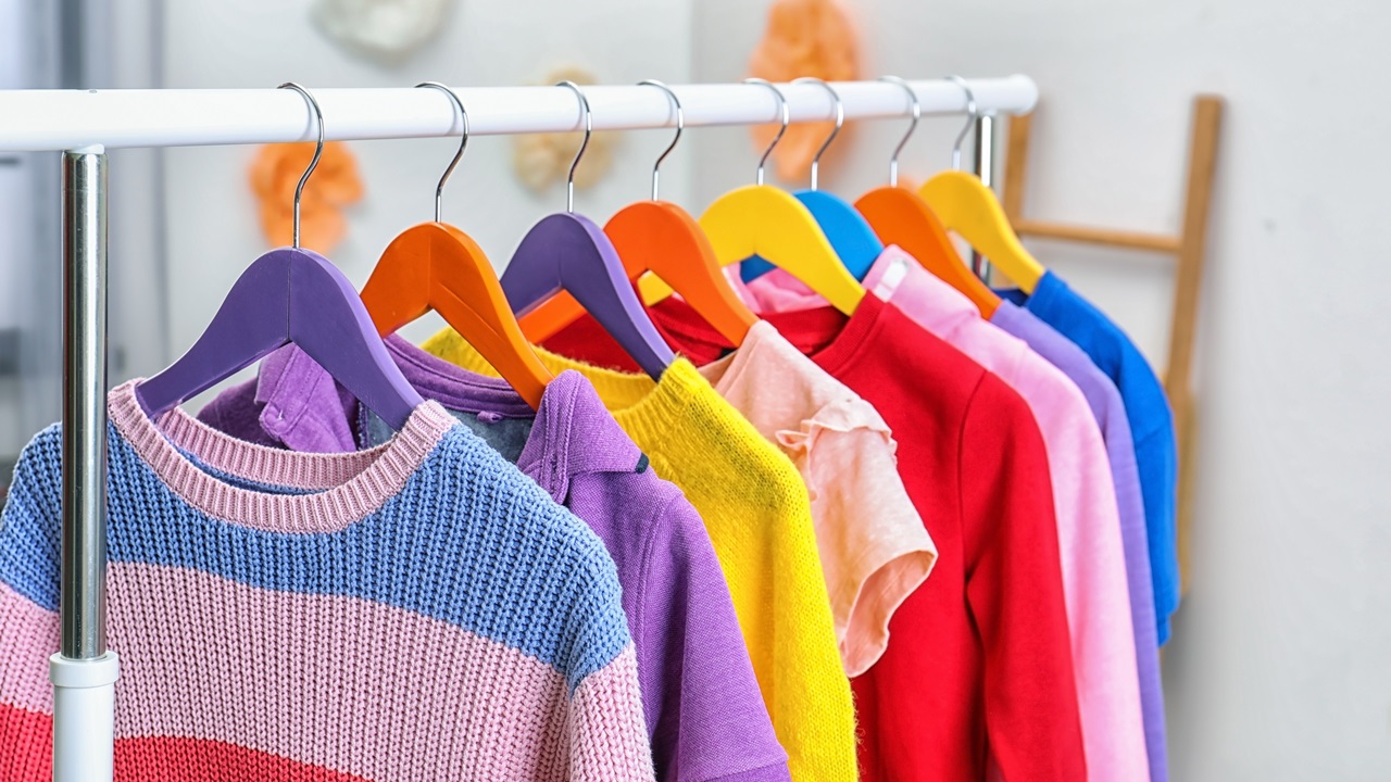 Cómo ahorrar espacio para guardar ropa - consíguelo con éxito — Kodino